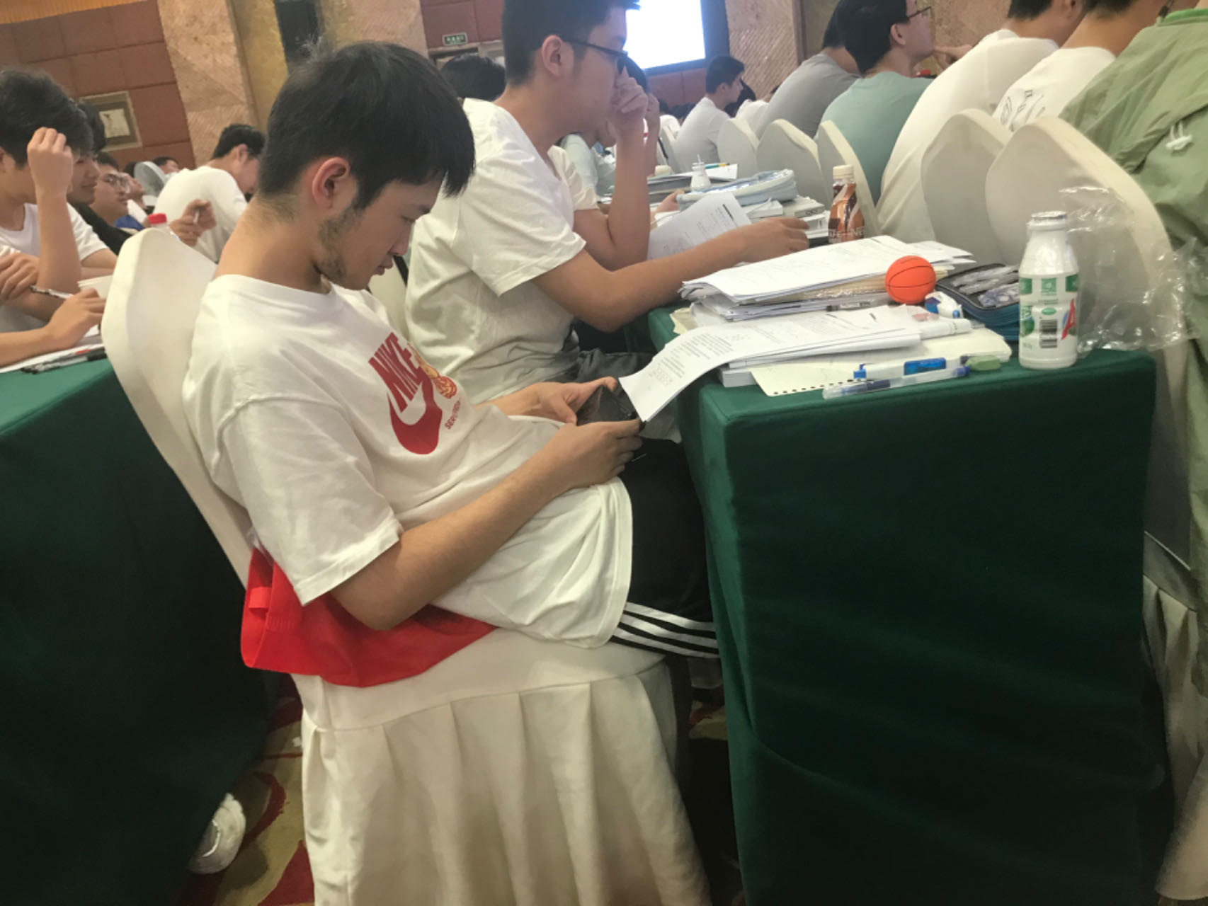 张乙禾(中前)与古月福来(中后)外培期间